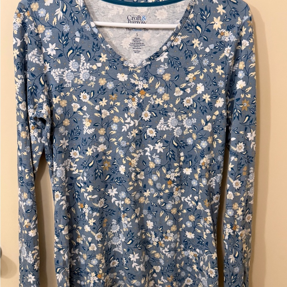 croft & barrow blue and white floral V-neck tee